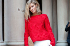 Модный женский свитер крупной вязки спицами